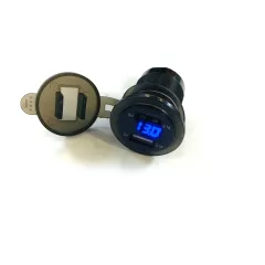АДАПТЕР USB х 2 (2.1A max) (Цвет подсветки Синий) с ВОЛЬТМЕТРОМ КРУГЛЫЙ для зарядки в Авто; с прозрачным окном в крышке; монтаж в панель,врезной, d=27 мм ( с гайкой ); Uпит:12-24v DC; вых: 5v 2.1A; 2pin ( 2 клеммы: 6,3мм ) для подключ; +защитная заглушка - Зарядные устройства в АВТО (круглые врезные) - Радиомир Саратов