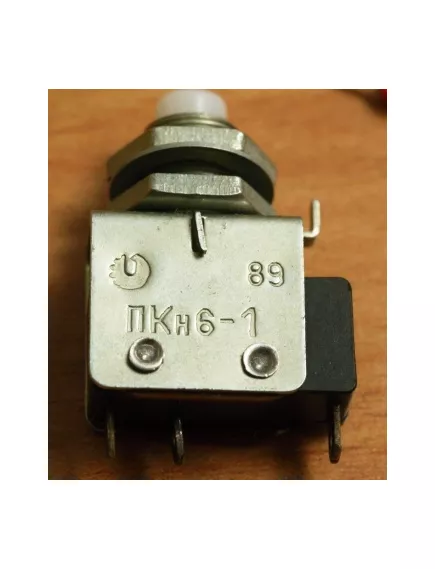 Микропереключатель КНОПКА, 3pin, ON-(ON), AC 220/250V 3A, под пайку, 20x9x15,5мм, на панель, нормально замкнут, толкатель: белый, корпус: черный (ПКН6-1 (КМД1-1/КМ1-1)) - Переключатели Кнопочные - Радиомир Саратов