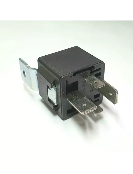 Реле э/м DC12V 80A 4pin, в панель, Контакты: 1гр. на замыкание (1А) (80A/14VDC) 28x28x26мм (HE LI SHUN HLS-CMA3-1-A) с креплением - 80А/12VDC (ток /раб.напряж. реле) - Радиомир Саратов