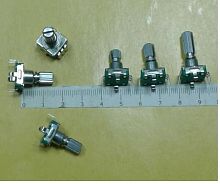 Энкодер  5pin 12х12х4,5мм (L=20мм)  (№19.2 с кнопкой EC11-1SD5x4,5-L20 KQ) ручка мет. круг ,накатка ,разрезная D=6 (дискр.=30) без резьбы (33001/2)  Ш